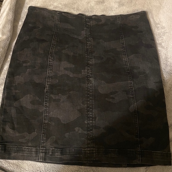 Free People Dresses & Skirts - Free People Modern Femme Camo Skirt sz 8